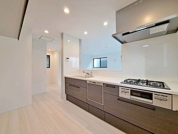 スマートな意匠と充実の機能を備えたキッチンが、暮らしにおいしい彩りを添えます。