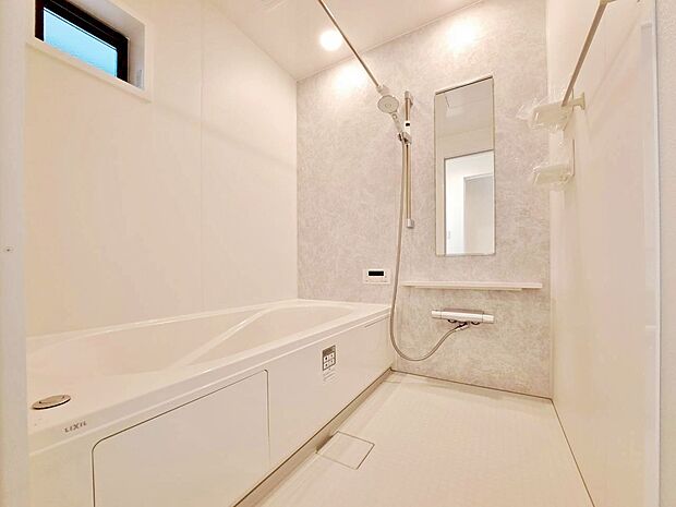 一日の疲れを癒すバスルームは、心地よいリラックスを叶える清潔感溢れる空間です。