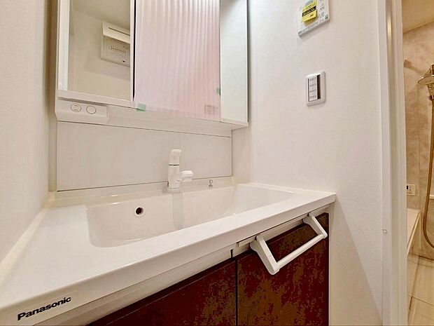 何かと物が増える場所だからこそ、スッキリと見映えの良い空間に。