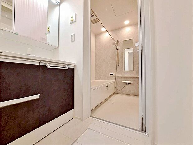 清潔感と心地よさを重視した、上質感漂うパウダールーム。