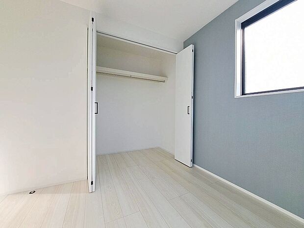 居室にはクローゼットがあり、荷物もスッキリ収納して快適にお過ごしいただけます。