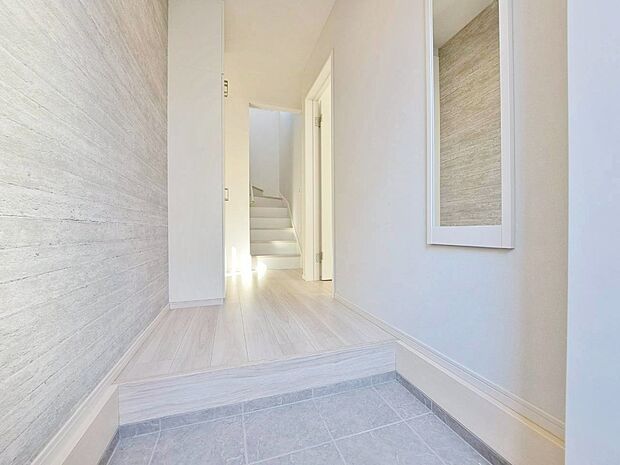 シューズボックスを完備した玄関です。