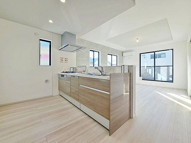 スマートな意匠と充実の機能を備えたキッチンが、暮らしにおいしい彩りを添えます。