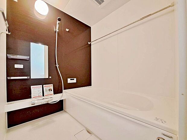 一日の疲れを癒すバスルームは、心地よいリラックスを叶える清潔感溢れる空間です。