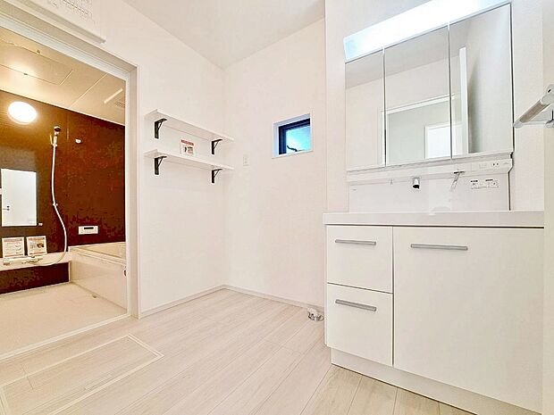 清潔感と心地よさを重視した、上質感漂うパウダールーム。