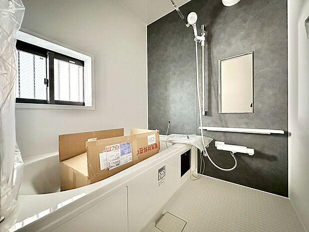 一日の疲れを癒すバスルームは、心地よいリラックスを叶える清潔感溢れる空間です。