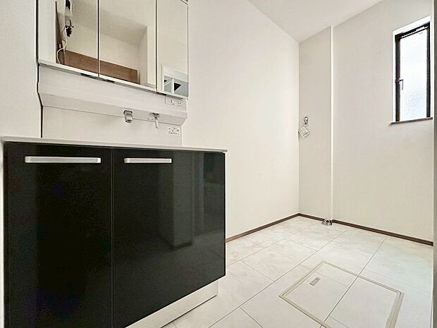 清潔感と心地よさを重視した、上質感漂うパウダールーム。