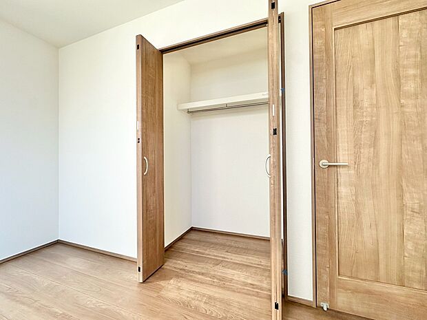 居室にはクローゼットがあり、荷物もスッキリ収納して快適にお過ごしいただけます。