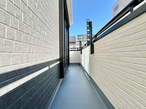 暮らしの中で、光と風を演出してくれるバルコニー。