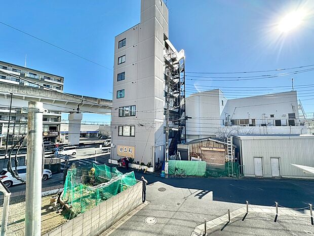 窓を開けると広がる青空。心をリフレッシュして日々を過ごしていきましょう。