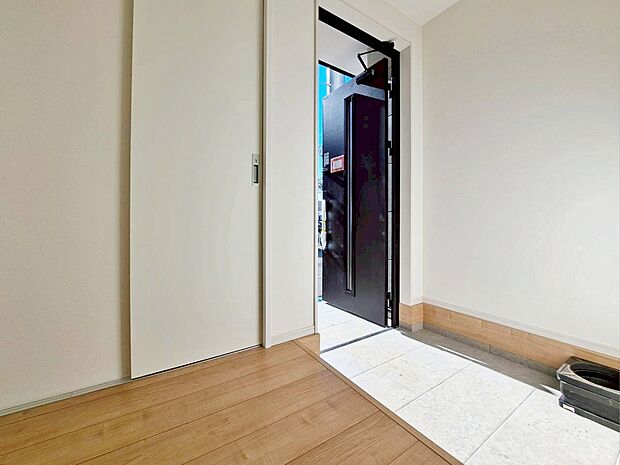 シューズボックスを完備した玄関です。