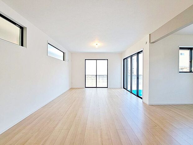 忙しく過ぎゆく日常を置き去るほど、ゆったりした時間が流れるリビング。