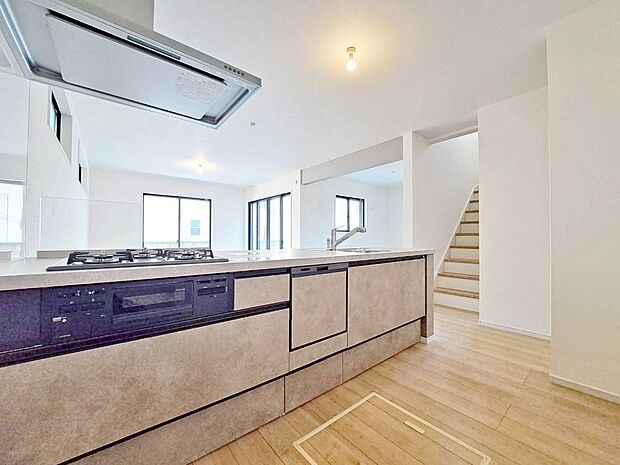 スマートな意匠と充実の機能を備えたキッチンが、暮らしにおいしい彩りを添えます。