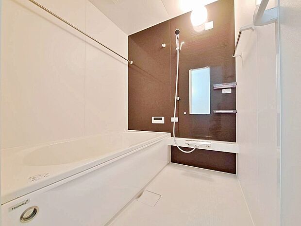 一日の疲れを癒すバスルームは、心地よいリラックスを叶える清潔感溢れる空間です。