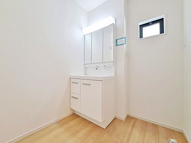 清潔感と心地よさを重視した、上質感漂うパウダールーム。