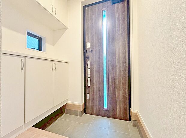 シューズボックスを完備した玄関です。