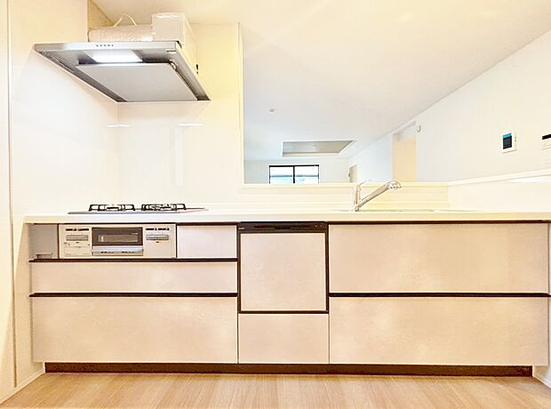 スマートな意匠と充実の機能を備えたキッチンが、暮らしにおいしい彩りを添えます。