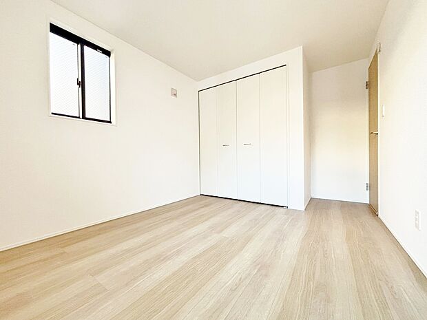 ベッドも十分に設置するスペースがあります。