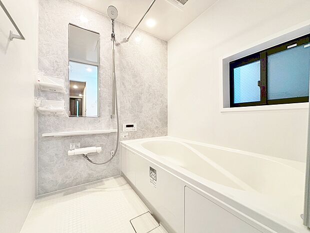 一日の疲れを癒すバスルームは、心地よいリラックスを叶える清潔感溢れる空間です。