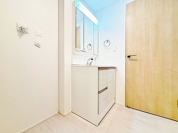 清潔感と心地よさを重視した、上質感漂うパウダールーム。