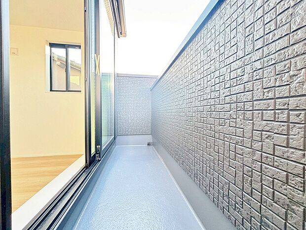 暮らしの中で、光と風を演出してくれるバルコニー。