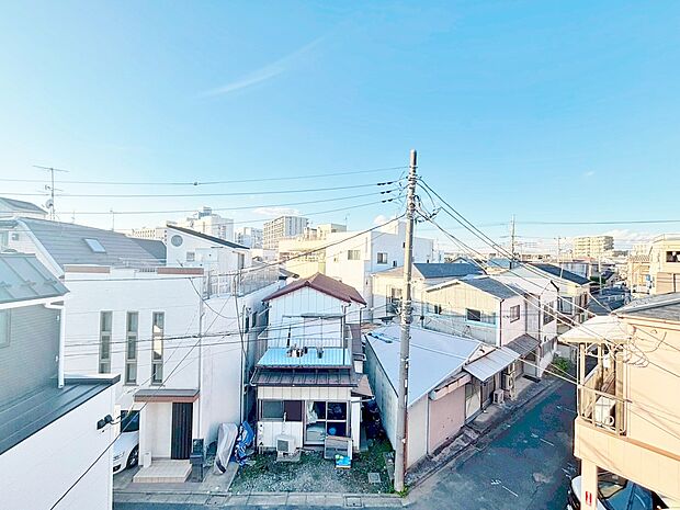 窓を開けると広がる青空。心をリフレッシュして日々を過ごしていきましょう。