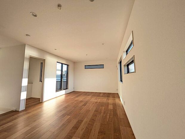 忙しく過ぎゆく日常を置き去るほど、ゆったりした時間が流れるリビング。