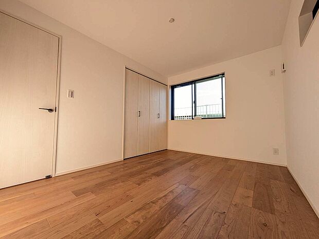 ベッドも十分に設置するスペースがあります。