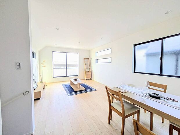 忙しく過ぎゆく日常を置き去るほど、ゆったりした時間が流れるリビング。