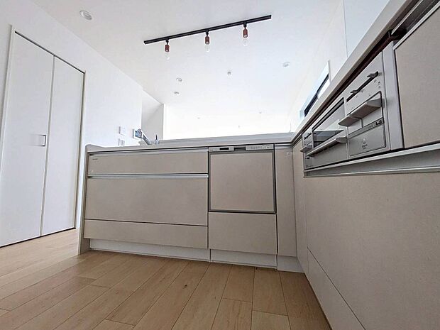 スマートな意匠と充実の機能を備えたキッチンが、暮らしにおいしい彩りを添えます。