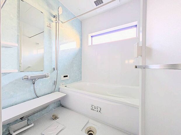 一日の疲れを癒すバスルームは、心地よいリラックスを叶える清潔感溢れる空間です。