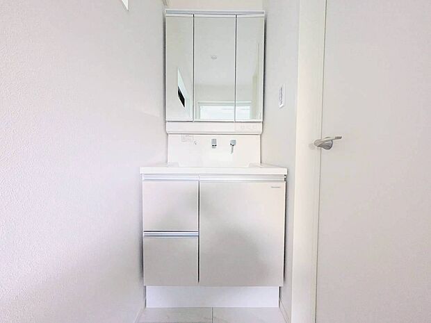 何かと物が増える場所だからこそ、スッキリと見映えの良い空間に。