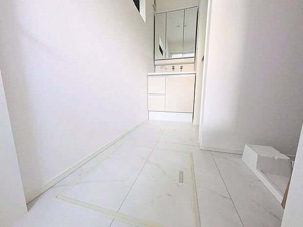 清潔感と心地よさを重視した、上質感漂うパウダールーム。