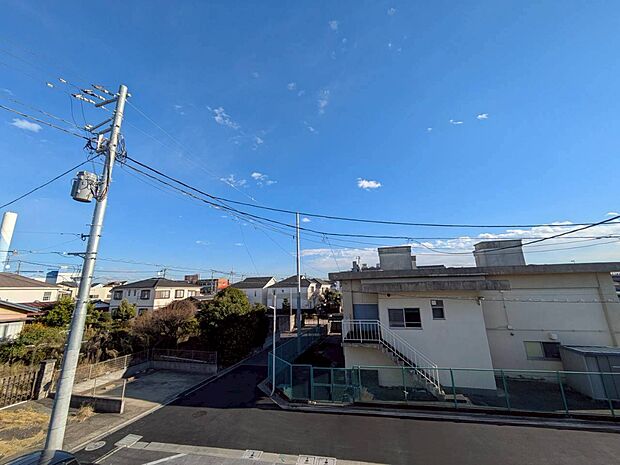 窓を開けると広がる青空。心をリフレッシュして日々を過ごしていきましょう。