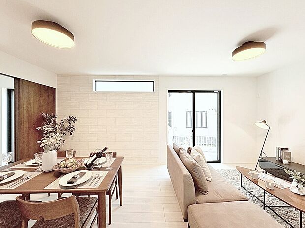 忙しく過ぎゆく日常を置き去るほど、ゆったりした時間が流れるリビング。