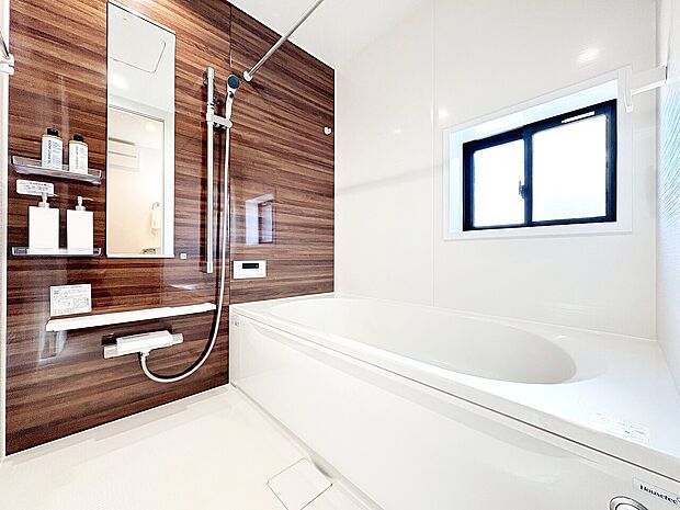 一日の疲れを癒すバスルームは、心地よいリラックスを叶える清潔感溢れる空間です。