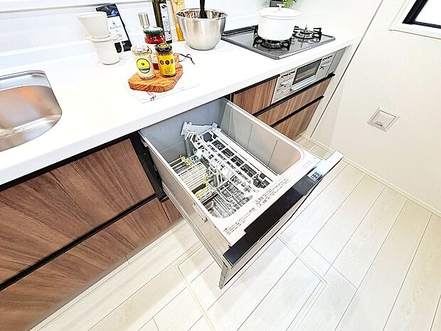 食器洗いの負担を軽減。手荒れを抑えて、節水効果も見込めます。省スペースのビルトインタイプです。