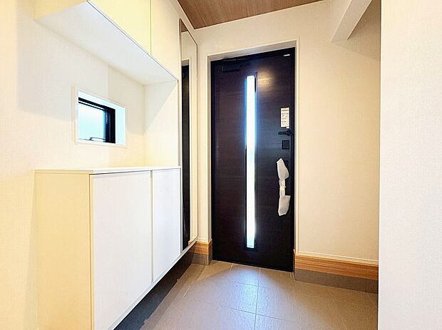 シューズボックスを完備した玄関です。