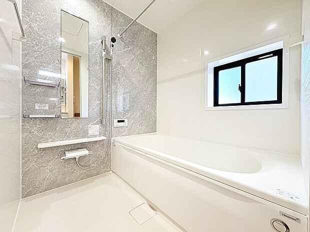 一日の疲れを癒すバスルームは、心地よいリラックスを叶える清潔感溢れる空間です。