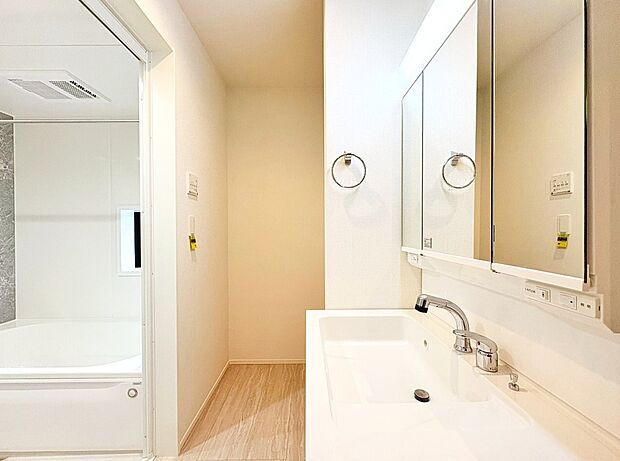 清潔感と心地よさを重視した、上質感漂うパウダールーム。