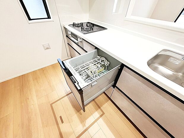 食器洗いの負担を軽減。手荒れを抑えて、節水効果も見込めます。省スペースのビルトインタイプです。