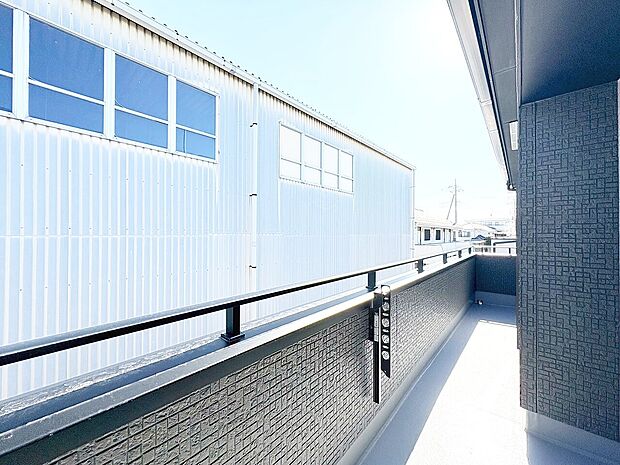 暮らしの中で、光と風を演出してくれるバルコニー。