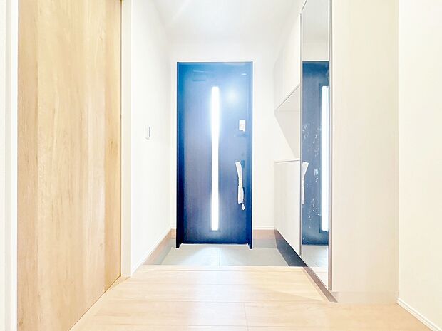 シューズボックスを完備した玄関です。