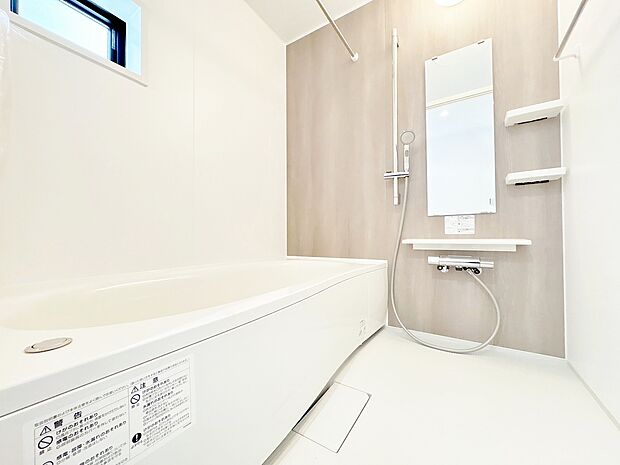 一日の疲れを癒すバスルームは、心地よいリラックスを叶える清潔感溢れる空間です。