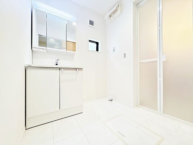 清潔感と心地よさを重視した、上質感漂うパウダールーム。