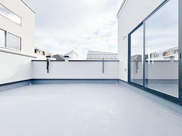 暮らしの中で、光と風を演出してくれるバルコニー。