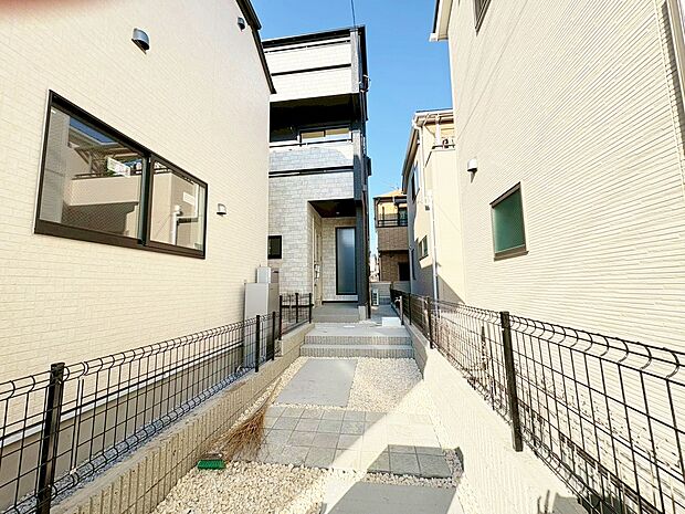 本物件の駐車スペースです。車種制限のある場合もございますので、お気軽にお問い合わせくださいませ。