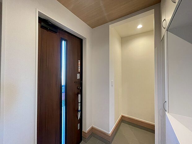 シューズボックスを完備した玄関です。