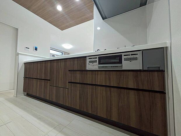 スマートな意匠と充実の機能を備えたキッチンが、暮らしにおいしい彩りを添えます。