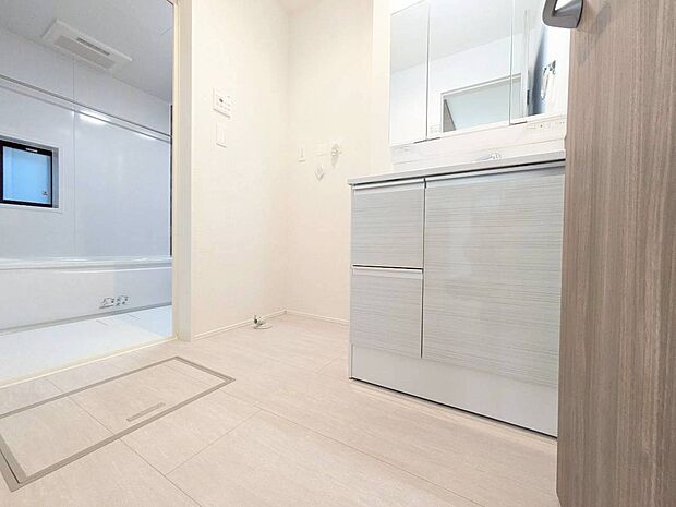 清潔感と心地よさを重視した、上質感漂うパウダールーム。